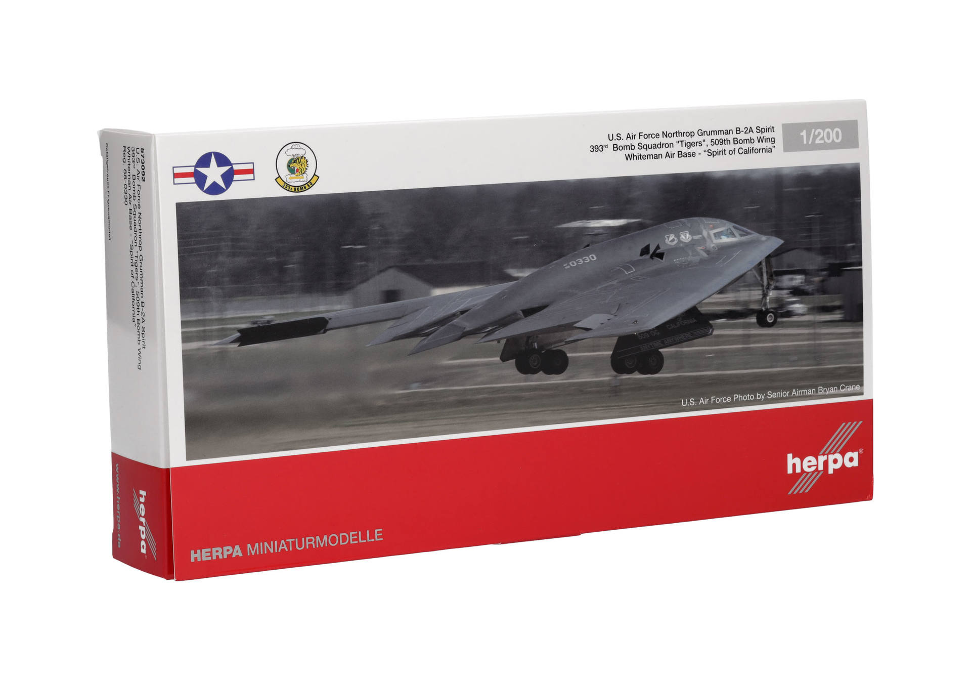 herpa-573092-4-US-Air-Force-Northrop-Grumman-B-2A-Spirit-of-California-Tigers-Bomb-Wing-Whiteman-Air-Base-88-0330