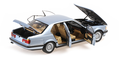 minichamps-100023008-5-BMW-730i-E32-1986-hellblau-metallic-geräumiger-Kofferraum