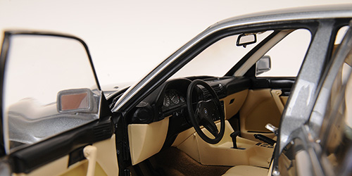minichamps-100024008-2-BMW-535i-E34-1988-grau-metallic-Cockpit-80er-Jahre-Übersichtlichkeit