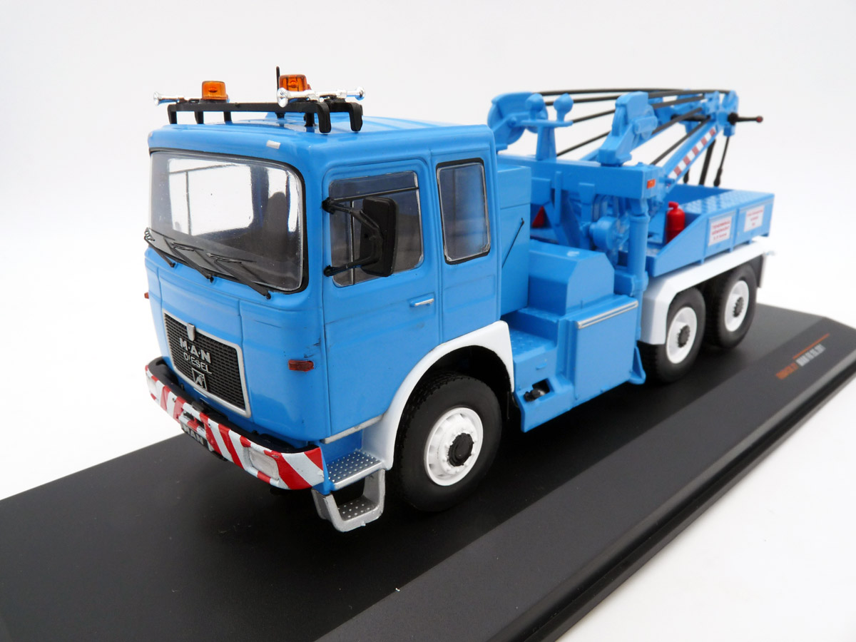 ixo-TRU043B22-1-MAN-26281-Kranwagen-blau-80er-Jahre-F8