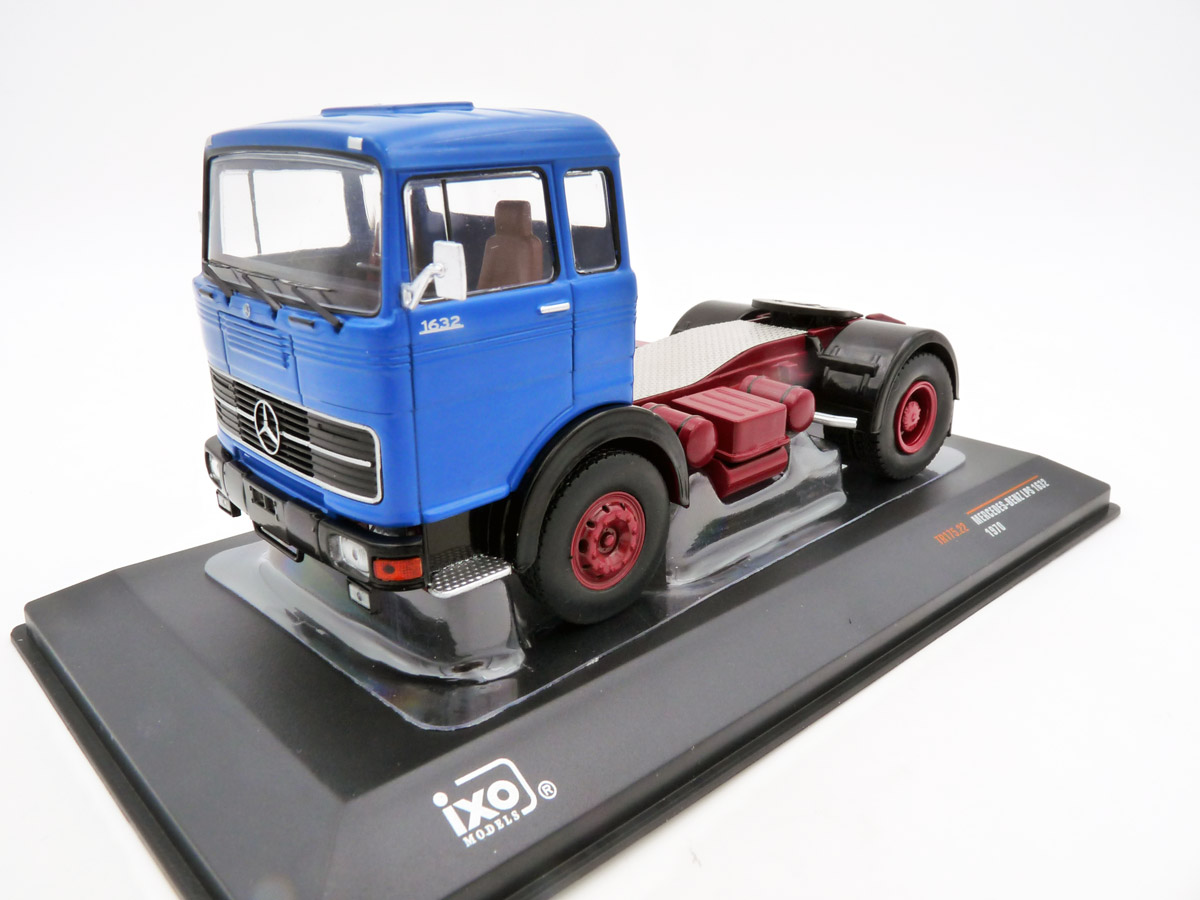 ixo-TR17522-1-Mercedes-Benz-LPS-1632-Zugmaschine-Schwerer-Frontlenker-Pullman-Kabine-blau