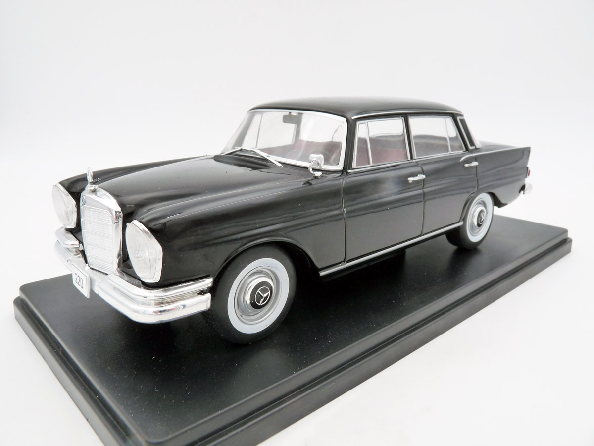 whitebox-WB124210-1-Mercedes-Benz-220-Heckflosse-schwarz-60er-Jahre-Designikone