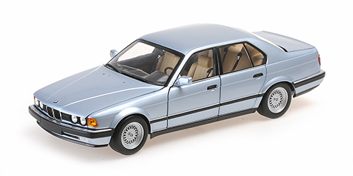 minichamps-100023008-1-BMW-730i-E32-1986-hellblau-metallic-Frontansicht-Doppelscheinwerfer