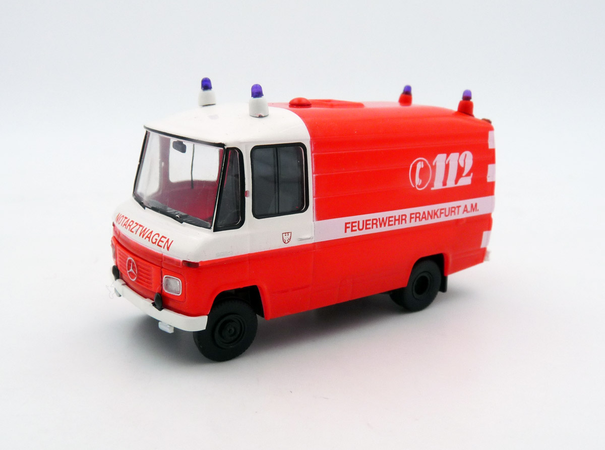 brekina-36934-Mercedes-Benz-L-508-RTW-Feuerwehr-Frankfurt-am-Main