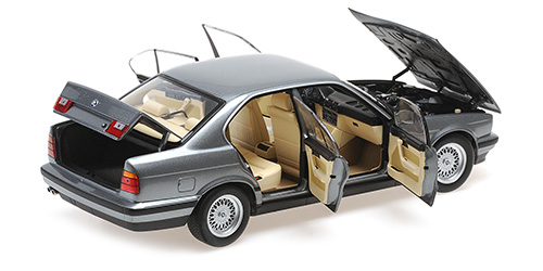 minichamps-100024008-5-BMW-535i-E34-1988-grau-metallic-geräumiger-Kofferraum