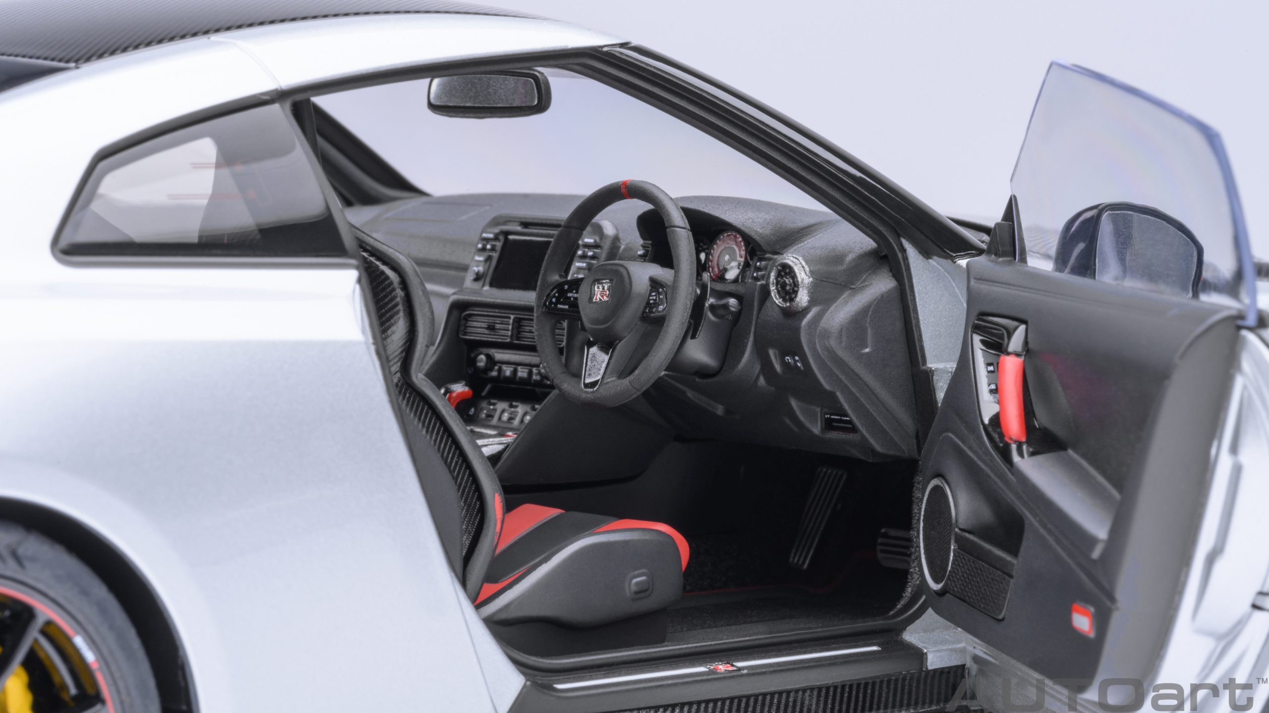 autoart-77503-3-Nissan-GT-R-R35-NISMO-Special-Edition-ultimate-metal-silver-Cockpit